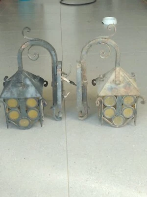 Coppia di lampade da esterno a lanterna in ferro battuto e vetro anni 60 - Immagine 1 di 2