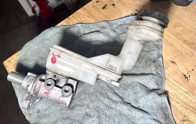 Cilindro maestro de frenos Nissan Sentra 2007-2012 con depósito de botella de líquido de frenos Foto 1 de 4