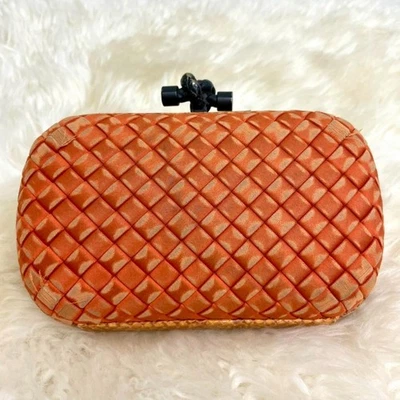 Bolso sin asas Bottega Veneta Intrecciato diseño piña satinado bolso tejido Foto 1 de 4