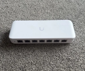 Commutateur d'accès Ubiquiti USW-Ultra 8 ports géré GbE PoE+ - Photo 1/3