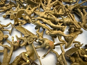 VINTAGE 1960's SOLDIERS Louis Marx & Co, Inc. MCMLXIII 70 guys & 3 stretchers - Picture 1 of 4