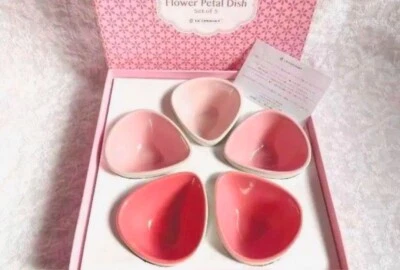 Le Creuset Flower Petal Dish Set of 5 with Box Flower collection Stoneware MINT - Image 1 of 4