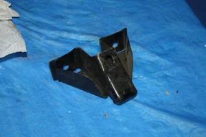 Soporte de parachoques trasero Ford Maverick 1973 nuevo de lote nuevo D3DZ-17787-A - Imagen 1 de 3