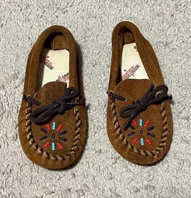 Mocasines vintage Minnetonka de cuero marrón con cuentas niño pequeño TALLA 10 unisex Foto 1 de 3