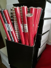 32 ROULEAUX DE PAPIER CADEAU DANS LEUR CARTON PRESENTOIR, neufs non déballés.