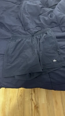 Pantalones cortos de yoga Alo para hombre de 7 pulgadas entrepierna fría, talla pequeña azul marino Foto 1 de 3