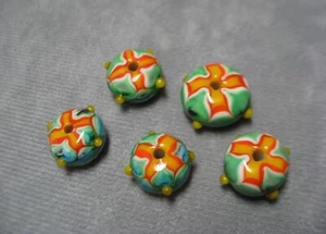 Set mit fünf grünen, roten & gelben amerikanischen Lampenarbeiten Glasperlen 15 bis 17 mm Rondelle - Bild 1 von 3