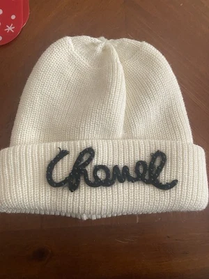 Gorro tejido con logotipo de Chanel crema y negro Foto 1 de 4