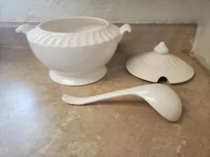 Weiße große Porzellansuppe Tureeen mit Deckel, Löffel und Griffen JAHRHUNDERT JAPAN - Bild 1 von 4