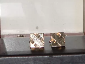 Gemelos retro cuadrados con diseño grabado en 3D usados en tono dorado para hombre - Imagen 1 de 3