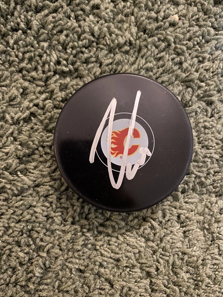 Disco con logotipo de Calgary Flames autografiado firmado por Nazem Kadri  Foto 1 de 1