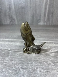 Scultura vintage ottone 3,5" metallo bronzo salmone/trota salto pesce salto - Foto 1 di 9