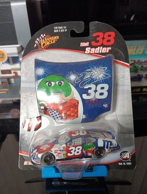 2005 #38 Elliott Sadler Verde M&M Die Cast 1:64 Capucha Imán Círculo de Ganadores Foto 1 de 4