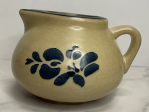 EUC Vintage Pfaltzgraff Folk Art Gravy Boat Tan Blue Stoneware Castle 414Y - Picture 1 of 4