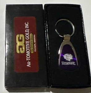 Llavero PLYMOUTH DUSTER Tear Drop Metal PÚRPURA con licencia - Imagen 1 de 2