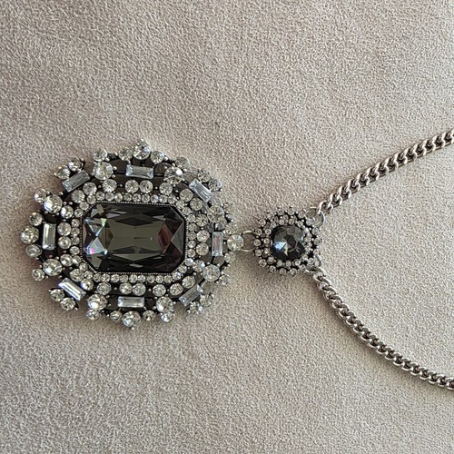 VETEMENTS Collana Runway con strass fumè e trasparenti