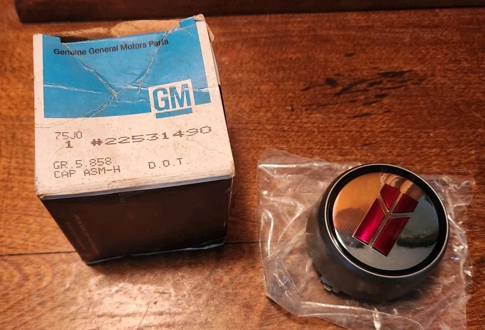 NOS GM Oldsmobile Cutlass Calais Firenza Silver Wheel Center Cap 22531490 - Image 1 of 4