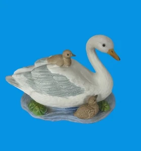 Estatuilla de porcelana Homco Home Interiors cisne de natación con Cygnet #1467 - Imagen 1 de 7