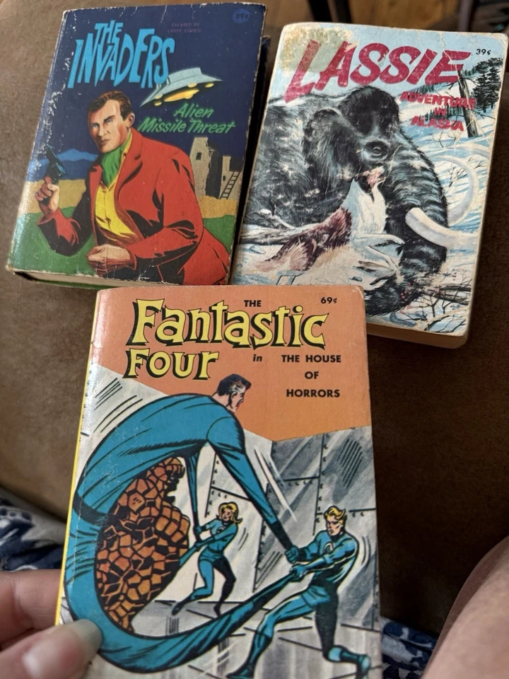 Three Big Little Book: Invaders Alien; Lassie Adventure In Alaska; Fantastic Four Foto 1 de 4