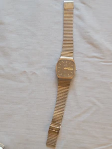 Orologio Vintage Armitron Quarzo Uomo Quadrante Nero Tono Oro Barilotto Elasticizzato Giorno Data - Foto 1 di 4