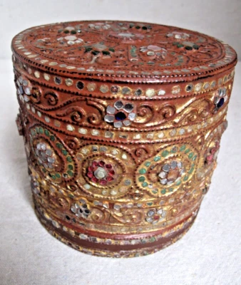 Antiguo recipiente de ofrenda birmano caja redonda pintada, pequeñas joyas de vidrio 19c. Foto 1 de 4