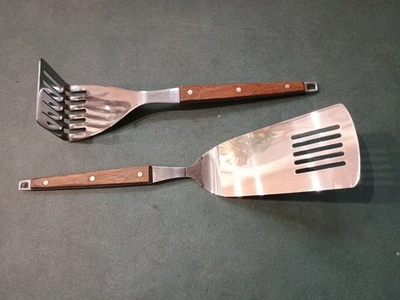 Espátula ranurada de hoja larga EKCO y asas de madera trituradora MCM de colección Foto 1 de 2