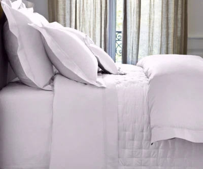 NUEVO Yves Delorme Triomphe Nuage QUEEN Sábana Plana 94 x 116 Lavanda Púrpura Satén Foto 1 de 4