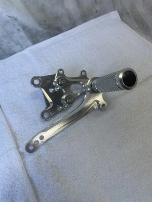 Aprilia Tuono RSV1000 1000 R 2006-2009 reposapiés izquierdo clavija 06 07 08 09 Foto 1 de 4