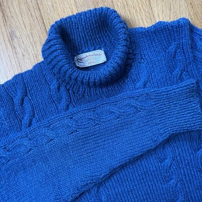 Suéter tejido a mano para mujer con cable cuello alto azul Foto 1 de 4