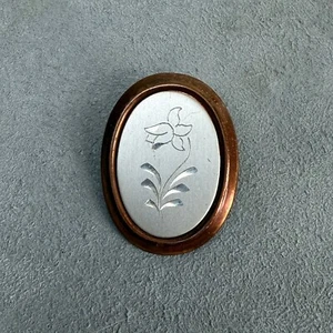 Vintage Two Tone Etched Flower Pin - Picture 1 of 5