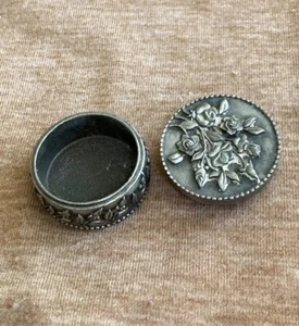 Pewter Trinket Box Round Flowers Brooch Earrings C60-6 - Picture 1 of 3