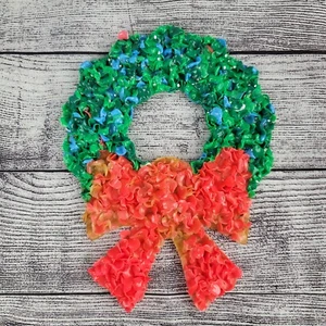 "Pequeña corona de Navidad de palomitas de plástico fundido vintage de 6"" x 8""" - Imagen 1 de 3