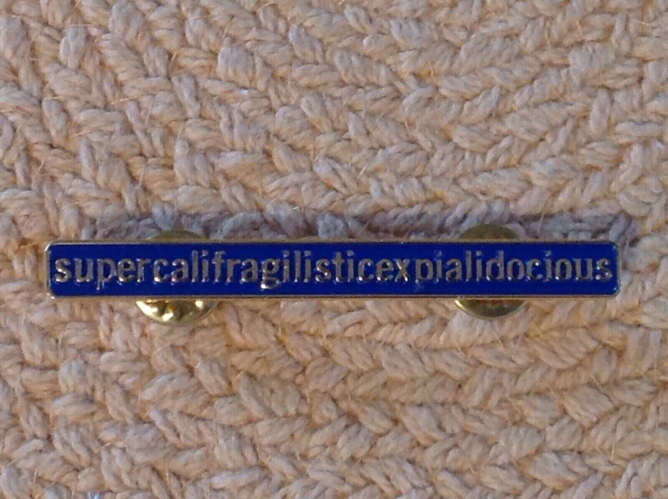 ANTIGUO Pin Disney Canción Mary Poppins Supercalifriagilisticexpialidocious Letrero Púrpura Foto 1 de 2