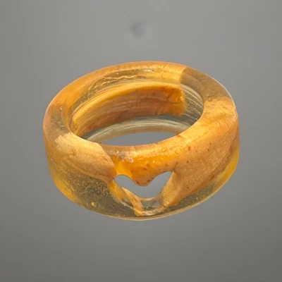 Anillo Vintage Artesano Lucita y Madera Grueso Con Recorte Corazón Talla 9.5 Foto 1 de 4