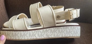 NUOVI sandali MICHAEL Michael Kors Richie stampa logo plateau taglia 8 vaniglia - Foto 1 di 6