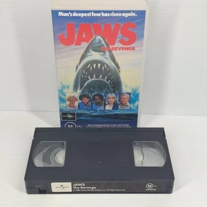 JAWS 4 THE REVENGE - MICHAEL CAINE & KAREN YOUNG - VHS - Picture 1 of 3