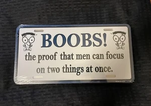 "BRÜSTE" Der Beweis, dass Männer sich auf zwei Dinge gleichzeitig konzentrieren können 6" x 12" Nummernschild - Bild 1 von 1