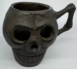 Taza sin fondo en forma de calavera de hierro fundido con mango ambos extremos y ojos abiertos - Imagen 1 de 12