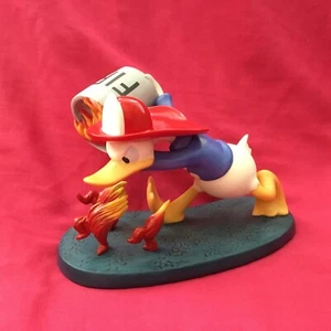 WDCC Paperino Figura Anatra! un Fuoco!” Statuina in ceramica Vigili del Fuoco di Topolino - Foto 1 di 7