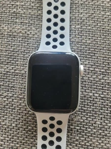 Apple Watch Series 6 Nike 44 mm boîtier en aluminium - Photo 1 sur 7