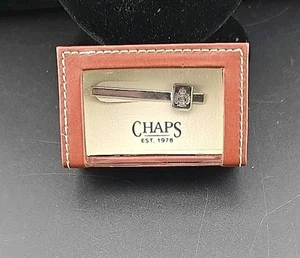Chaps Herren Krawattenklammer Silberfarben Neu in Leder Stil Geschenkbox - Bild 1 von 3