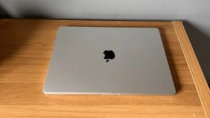 Macbook Pro 2021-22 16 cali / M1 PRO / 10-rdzeniowy / 16-rdzeniowy procesor graficzny / 512 gb / 16 GB RAM / - Zdjęcie 1 z 1