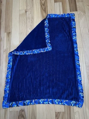 Tender Kisses Azul Guitarra Música Bebé Manta Lovey Borde Satinado Foto 1 de 4