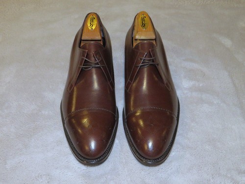 LOUIS VUITTON（LV） Scarpe eleganti Louis Vuitton marroni in pelle di vitello cappuccio fiore medaglione US 9 5 nuove con etichette