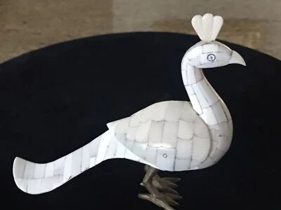 Escultura moderna vintage de pavo real de piedra/mármol teselada con pies de latón Foto 1 de 4