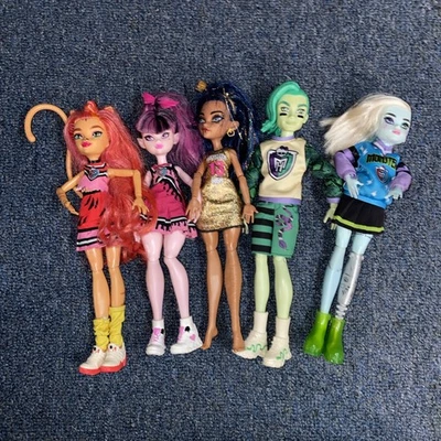 Monster High - Deuce Gorgon, Torlei Stripe, Cleo De Nile, + 2 2021, G3) Lot of 5 - Image 1 of 4