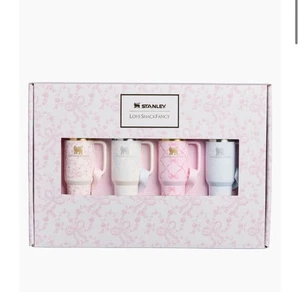 Stanley 1913 x LoveShackFancy Holiday Quencher Adorno Set 2025 🌸NUEVO PREVENTA - Imagen 1 de 1