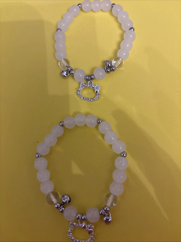 Pulsera de cuentas de vidrio blanco con dije de Hello Kitty y espaciadores de plata Foto 1 de 1