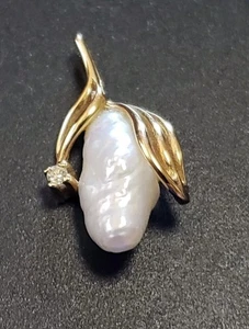 Colgante vintage barroco de perlas y diamantes de oro amarillo de 14K - Imagen 1 de 11
