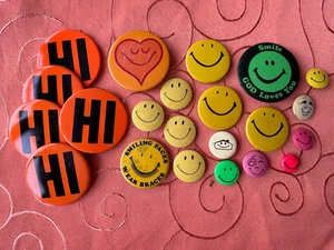Lotto 24 spille vintage Smiley Happy Face & "Hi" (strumento Houston) pulsante pinback - Foto 1 di 8